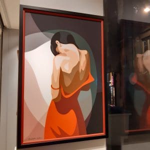 Femme dessinée par Mathilde Crétier, de dos avec avec une robe rouge, tête penchée en avant, cheveux longs bruns, jeux de lumière et d'ombres, impression beaux-arts par Parisgraphie.