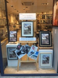 Artem imprime et encadre les photos numériques, exemple de photos numériques imprimées seules et photos de l'éléphant de Nantes encadrées par Artem, en vitrine du magasin, présentées sur des chevalers
