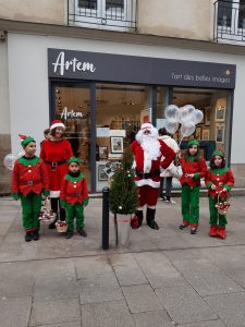 Le père Noël devant la boutique Artem à Nantes.