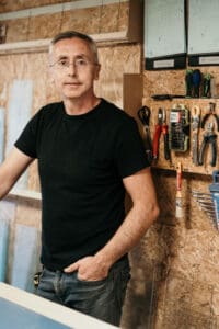 Portrait de Michaël dans son atelier d'encadrement pour Artem à Nantes.