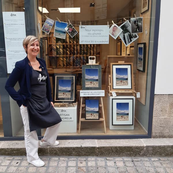 Portrait de Sandrine devant la boutique Artem à Nantes.